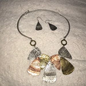 Beautiful Patterned Necklace & Matching Earrings